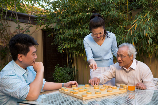 父子在庭院里下棋