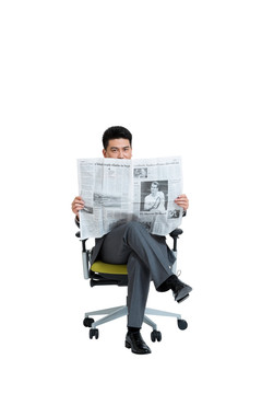 棚拍商务男士坐办公椅看报纸