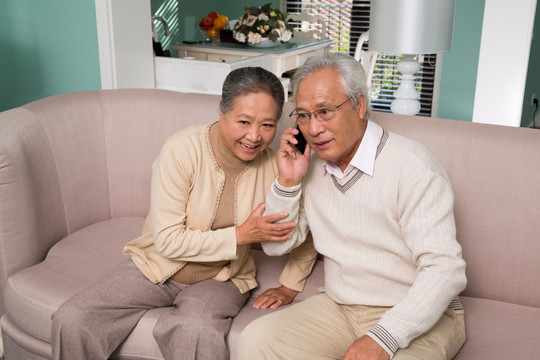 老夫妻在客厅里