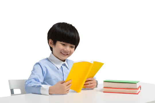 小男孩在书桌前看书
