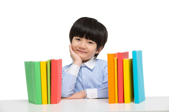 小男孩在书桌前思考