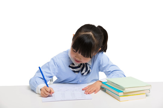 小女孩在课桌前学习