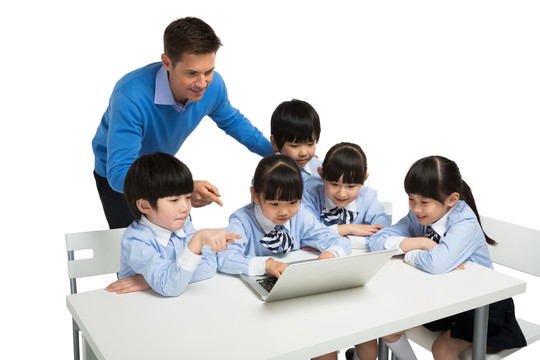 男外教和小朋友们挤在一起看电脑