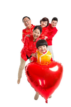 棚拍节日气氛中欢乐的唐装一家人捧红气球