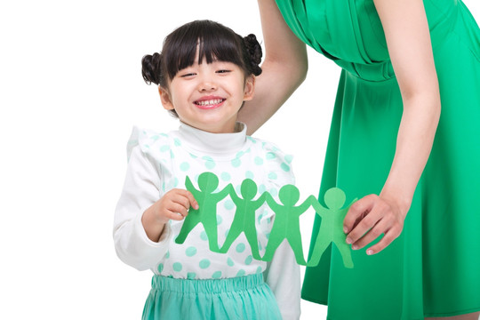 棚拍绿裙年轻女人和小女孩