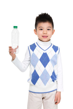 棚拍小男孩拿着空水瓶