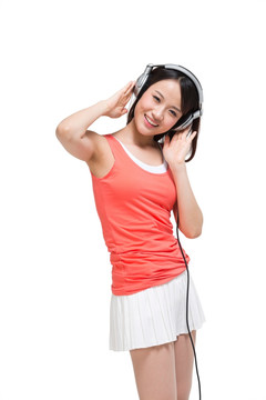 棚拍时尚女青年带着耳机听音乐