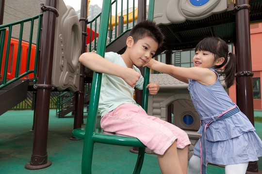 小朋友在幼儿园内玩滑梯