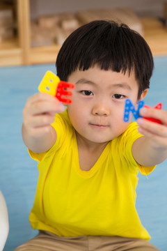 小朋友在幼儿园玩耍