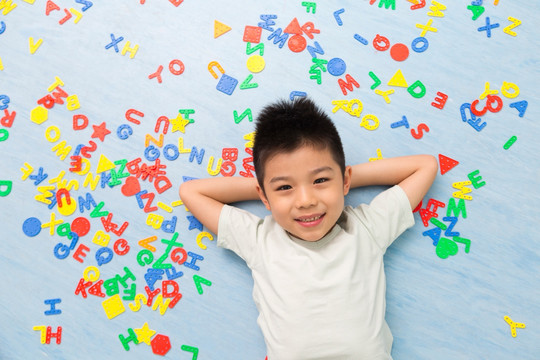 小朋友在幼儿园玩耍