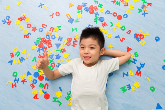 小朋友在幼儿园玩耍