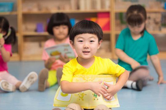 小朋友在幼儿园玩耍