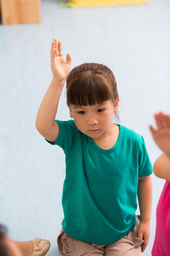 小朋友在幼儿园玩耍