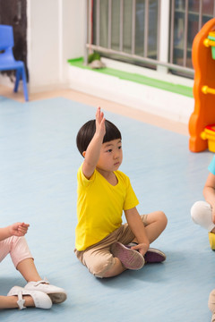 小朋友在幼儿园玩耍