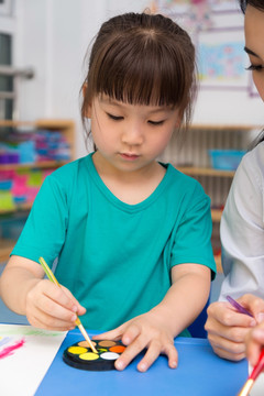 小朋友在幼儿园玩耍