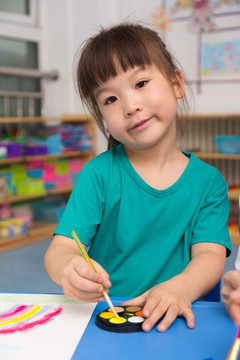 小朋友在幼儿园玩耍