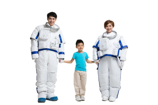 棚拍宇航员和小男孩