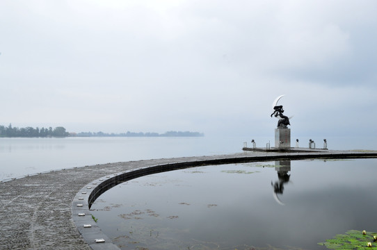 西昌邛海月亮女神