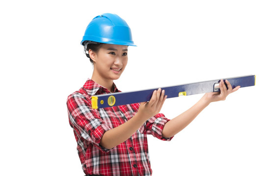 年轻的女建筑工人拿着水平仪