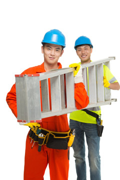 年轻的建筑工人扛着梯子