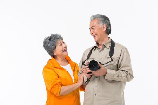老年夫妇旅游拍照