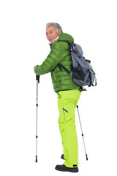 老年男人冬季登山旅行