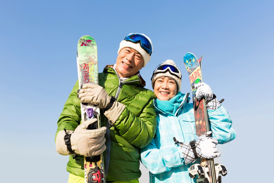 老年夫妇冬季滑雪