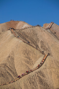 甘肃丹霞地貌游人登山