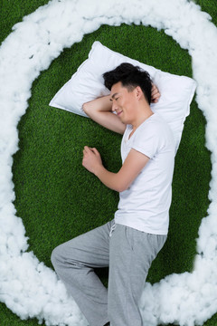 草地创意睡觉的男青年