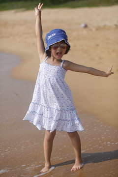 女孩在一个热带海滩