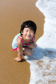 女孩在一个热带海滩