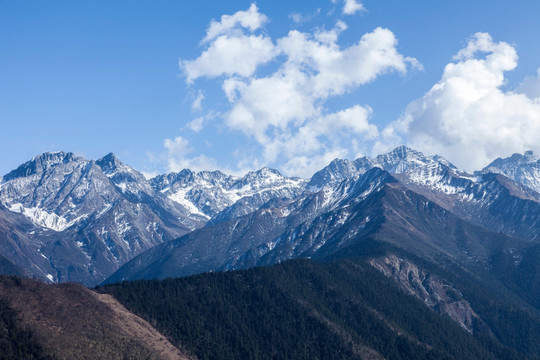 在巴郎山远眺四姑娘山