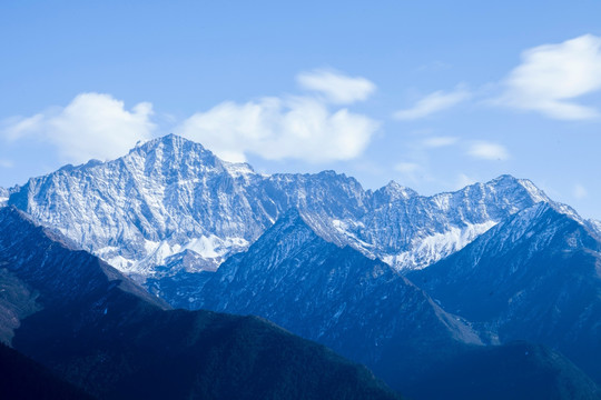 在巴郎山远眺四姑娘山