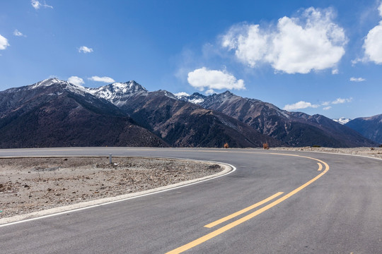 公路远山