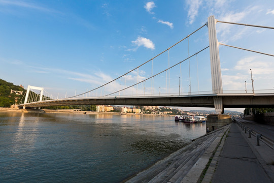 布达佩斯伊丽莎白大桥和多瑙河