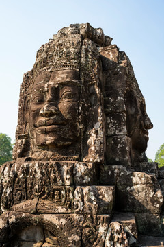 吴哥巴戎寺的巨型石像