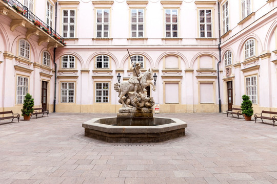 布拉迪斯拉发老市政厅的雕塑