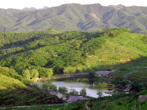 群山里的水潭