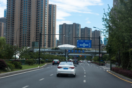 新塘路 马路 绿化 柏油路 杭