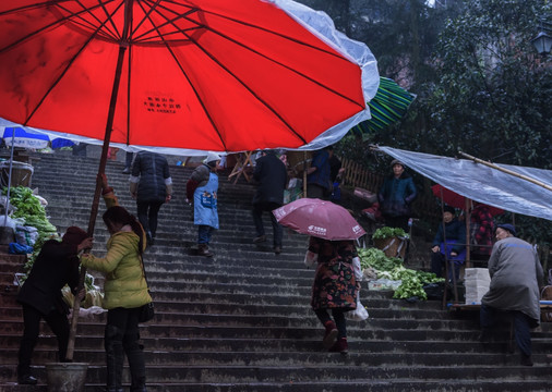 雨中赶集 赶场 雨中农贸市场