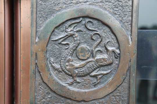 古代龙纹铜雕