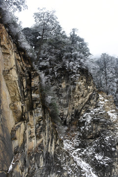 翻越夹金山