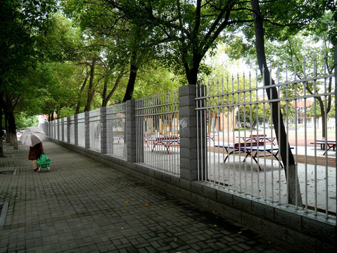 校园铁栏杆