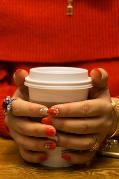 热咖啡 女人的手