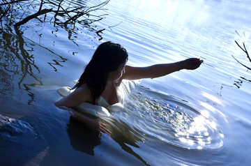 在湖水里沐浴的女人
