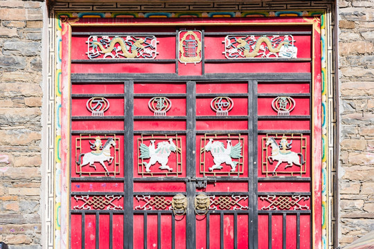 红色的藏式大门