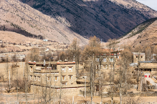 山谷中的藏族民居