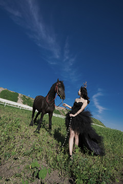 美丽女人与马在草场