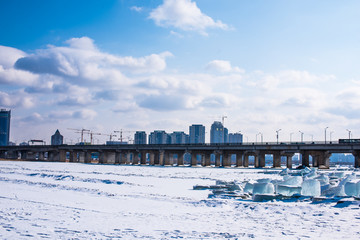冬季的大桥