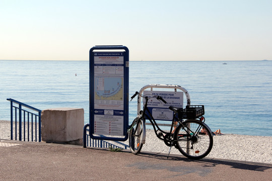 海边的自行车 地中海风光